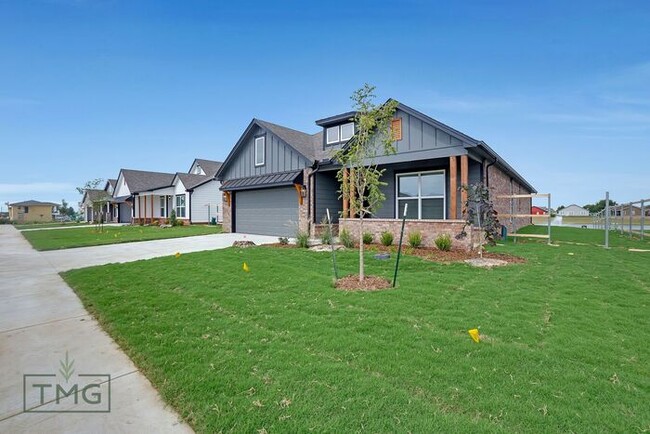 Building Photo - New Listing! Enclave at Parker Village!