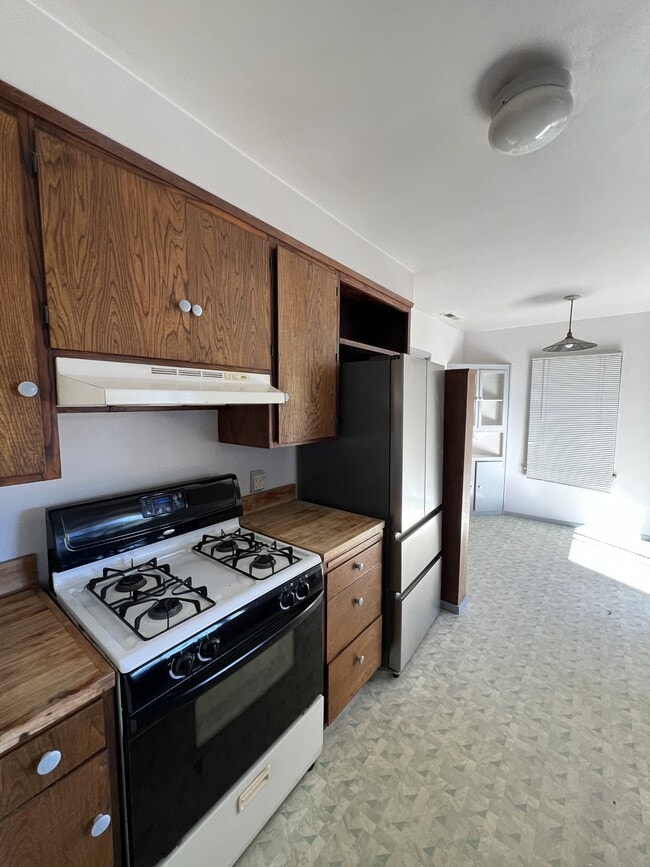 Building Photo - 115 Laurent St