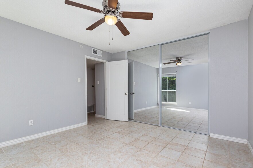 Building Photo - 4665 Country Creek Dr