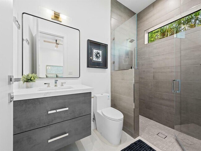 Building Photo - 2657 NE 34th St