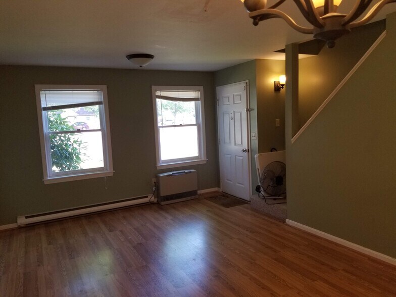 Building Photo - 11 Farmgate Rd