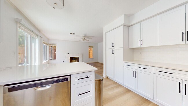 Building Photo - 490 Silvertail Pl