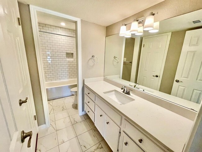 Building Photo - 6208 Lost Horizon Dr