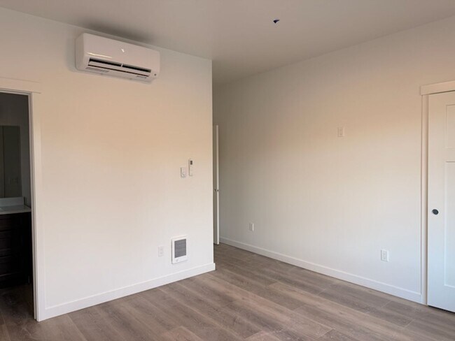 Building Photo - Duplex in Post Falls!