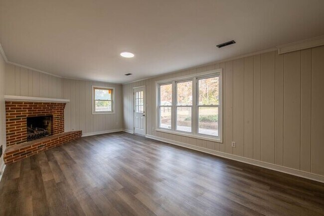 Building Photo - Newly remodeled 3/2.5