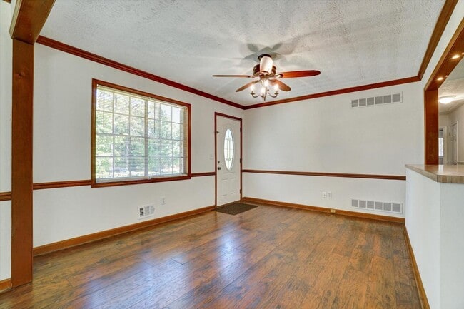 Building Photo - 606 Evergreen Dr