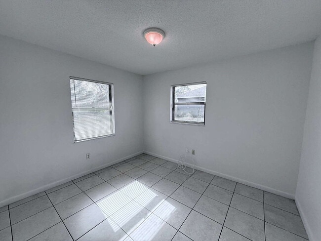 Building Photo - 2-Bedroom / 1-Bathroom