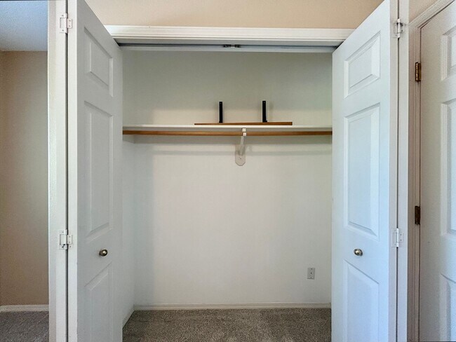 Building Photo - Spacious 4 Bed, 2.5 Bath House