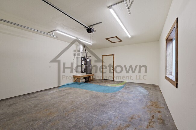 Building Photo - 2 Bedroom 1 Bathroom Home with a Single Car Garage Available in Blanchard!