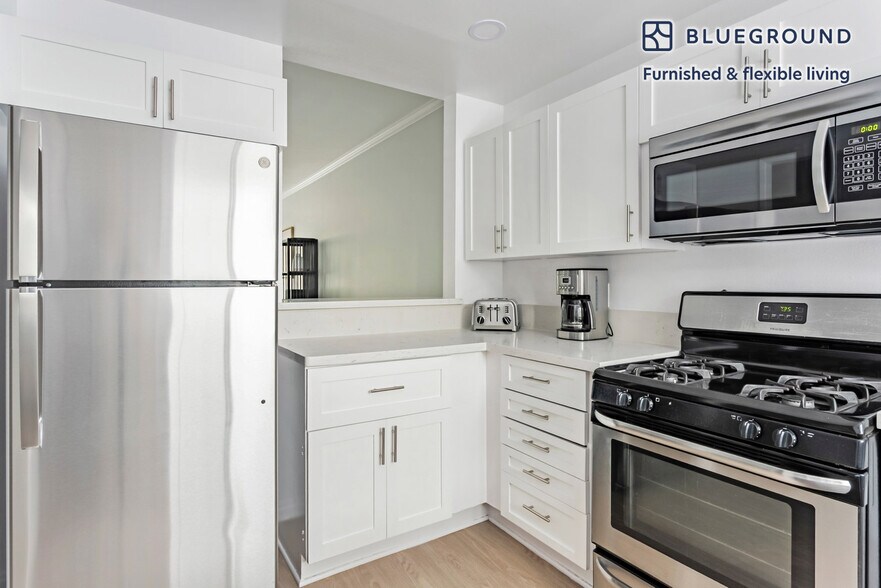 Building Photo - 16070 W Sunset Blvd
