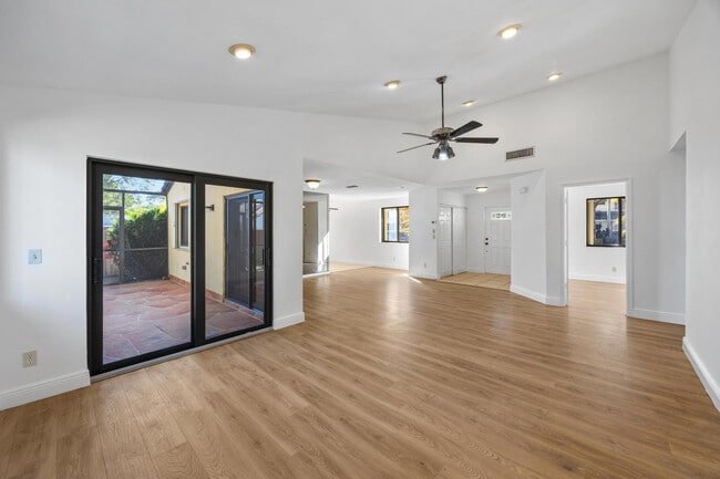 Building Photo - 2925 Azalea Dr