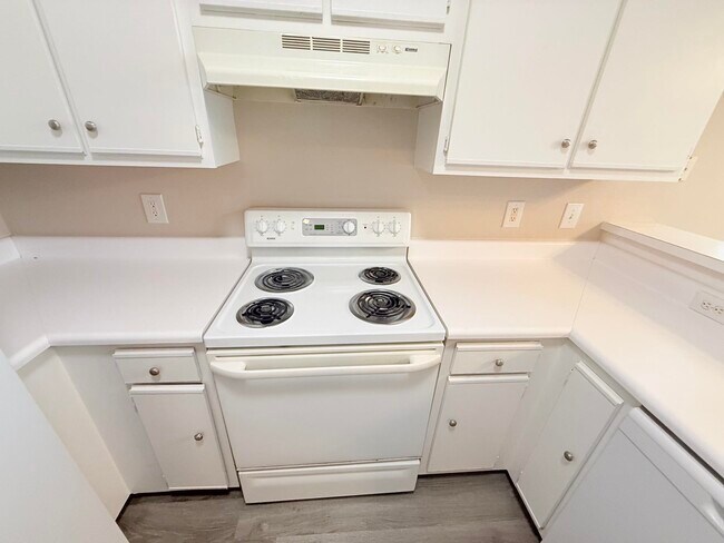 Building Photo - 1306 River Oaks Dr