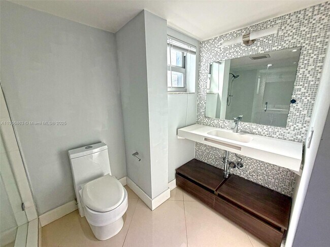 Building Photo - 879 NE 195th St