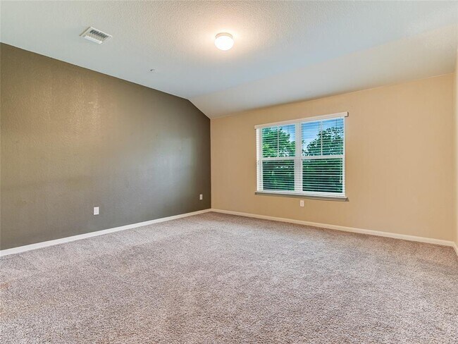 Building Photo - 1620 Bryant Dr