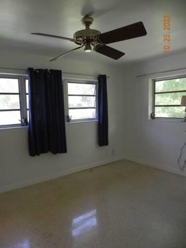 Building Photo - 819 N Highland Dr