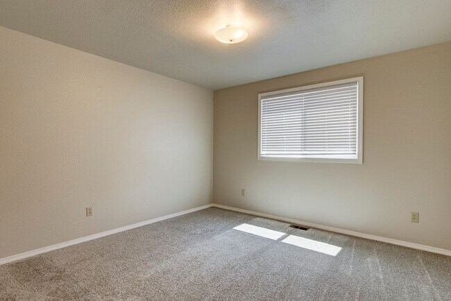 Building Photo - 3 Bed 2 Bath Home Near Town