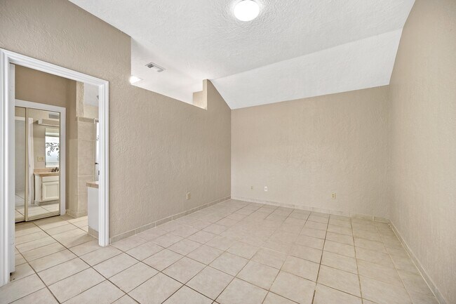 Building Photo - 16019 Mission Village Dr