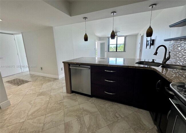 Building Photo - 14415 N Kendall Dr