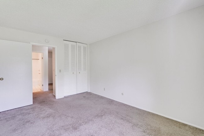 Building Photo - Top Floor Unit - Balcony - Elevator Access - Community Pool & Tennis Court
