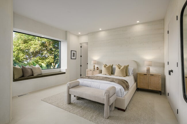 Building Photo - 8896 Lookout Mountain Ave