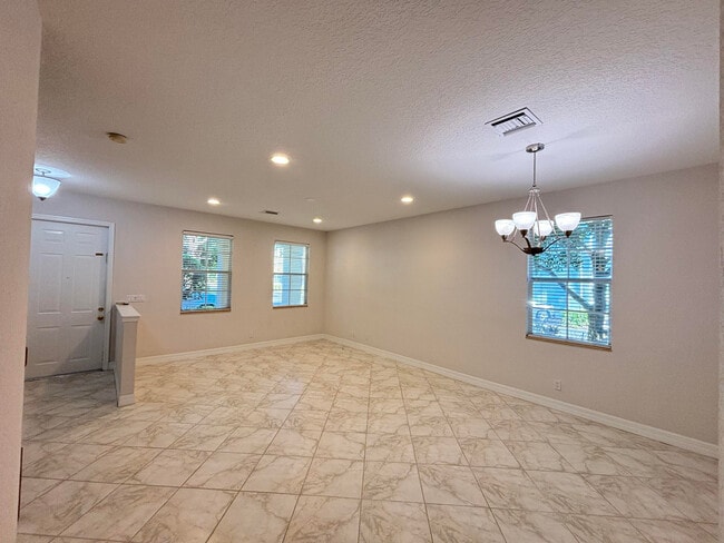 Building Photo - 909 NW 18th Ave