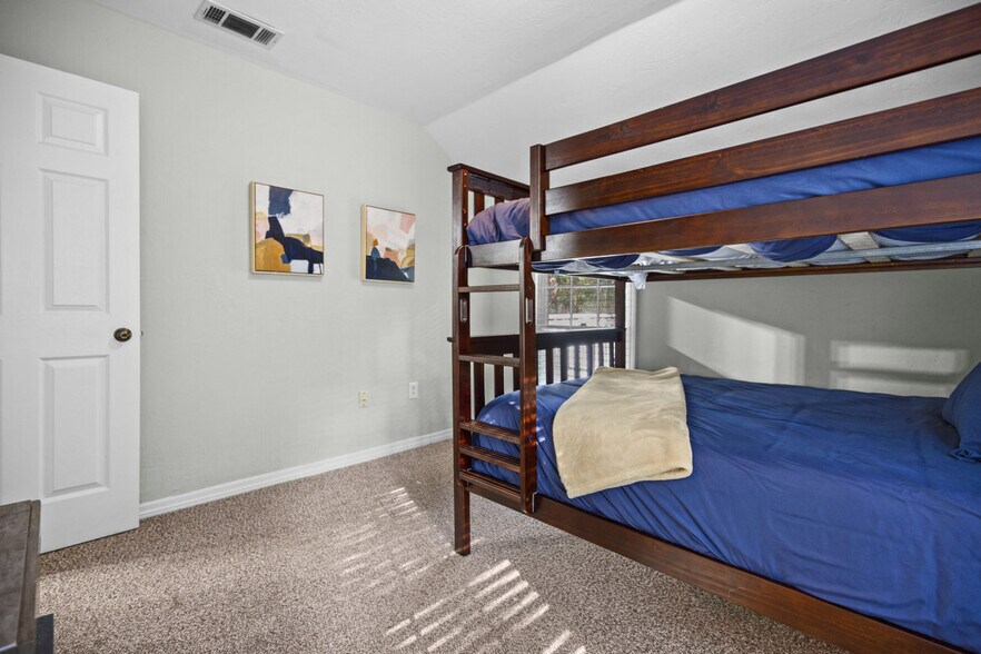 Building Photo - 8432 SW 46 Rd