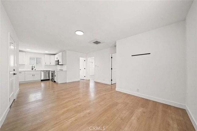 Building Photo - 961 W 21st St