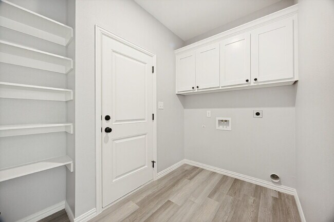 Building Photo - "Charming 3-Bed Home with Granite Elegance on East Pecan Street, Sherman, TX!"