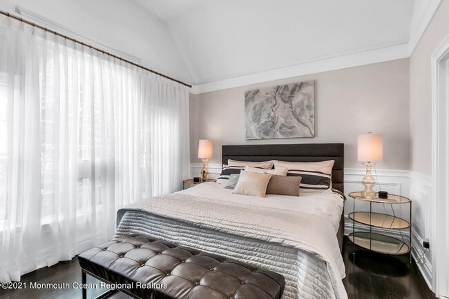 Building Photo - 2211 3rd Ave