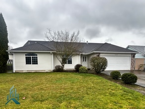 Building Photo - Updated 3 Bed 2 Bath Home