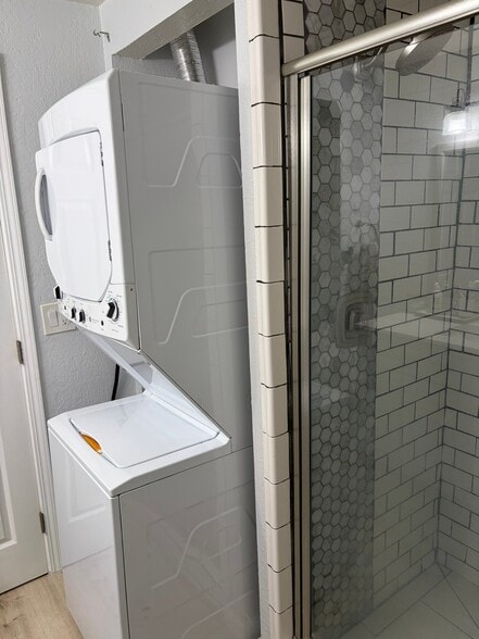 Building Photo - 2320 Saxon St