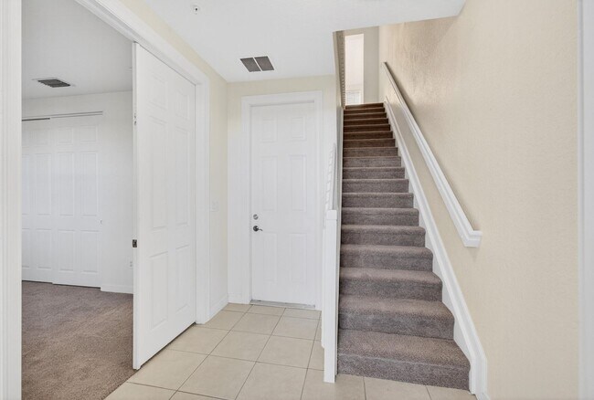 Building Photo - 4 BEDROOMS 3.5 BATHROOMS!! GATED COMMUNITY