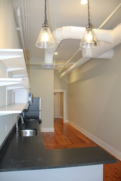202 - 596 Cherry St