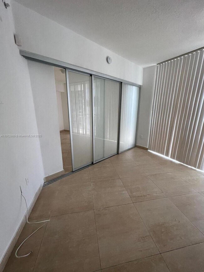 Building Photo - 1750 N Bayshore Dr