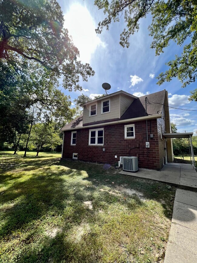 Building Photo - 343 Villa Dr