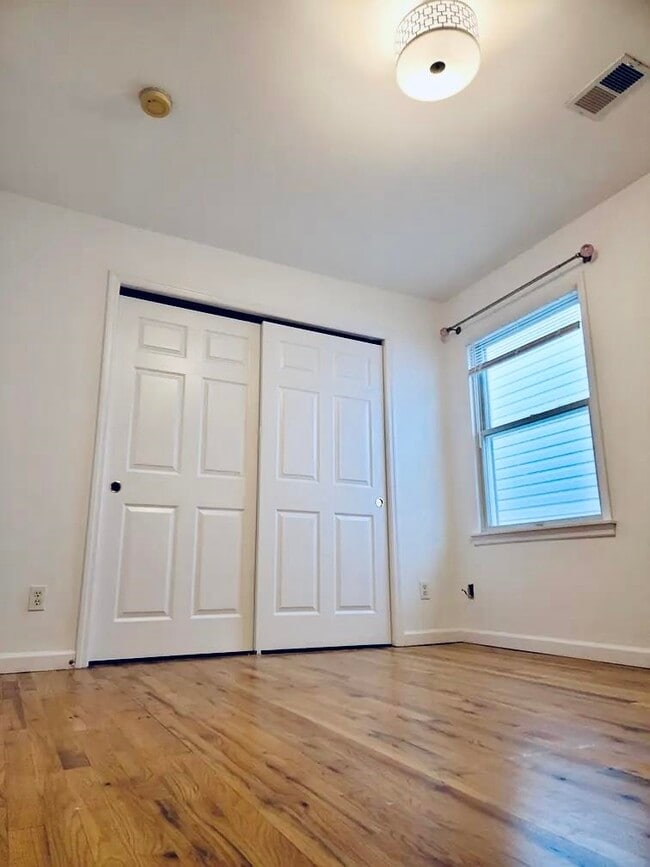 Building Photo - 19 Cliff St