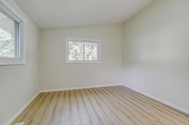 Building Photo - 835 Niagara Ln N