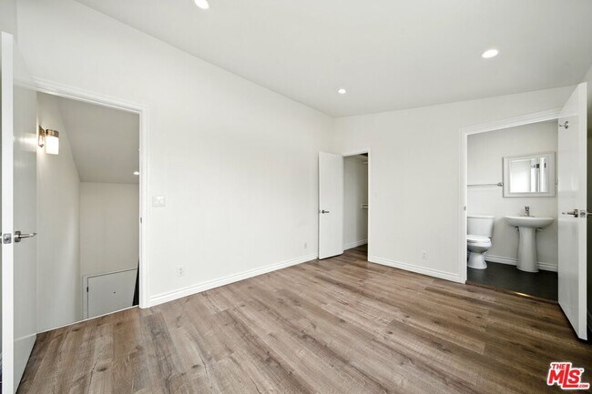 Building Photo - 6212 Fulton Ave