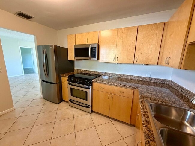 Building Photo - 421 S Lakeside Dr