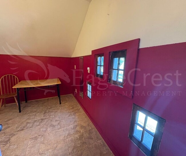 Building Photo - Large 8-Bedroom Home Across from Whitman College – Lawn Care Included