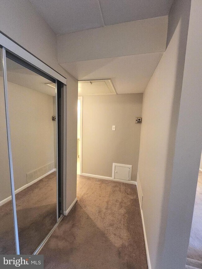 Building Photo - 128 Roberts Ln
