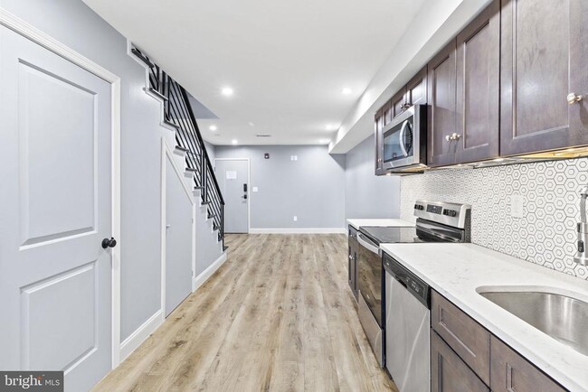 Building Photo - 418 S 15th St