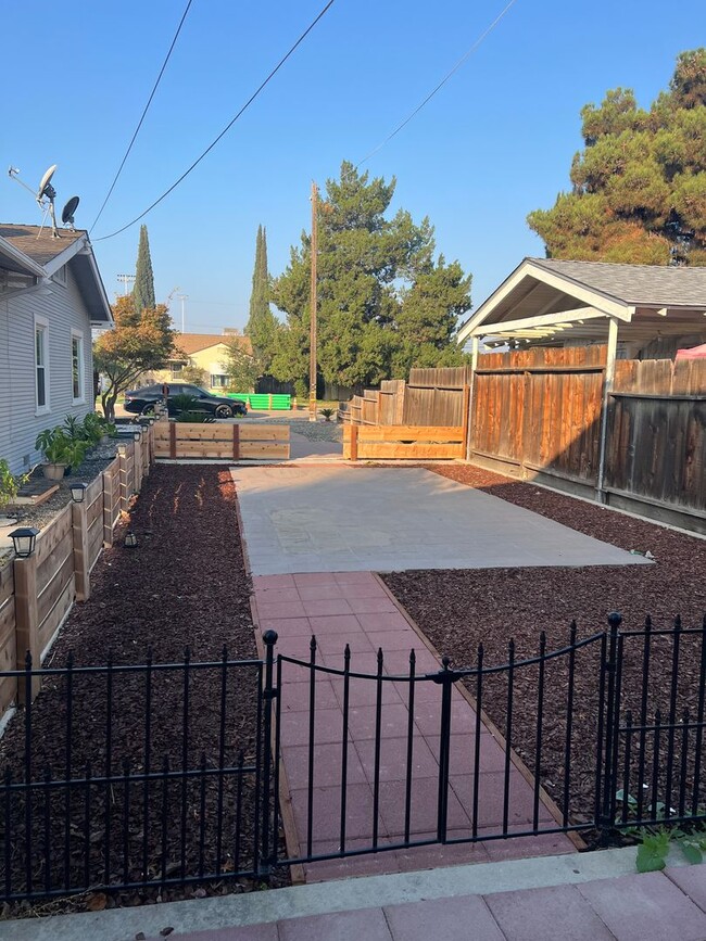 Building Photo - Charming 1 bedroom home