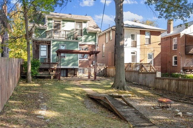 Building Photo - Hi-Pointe Adjacent House!