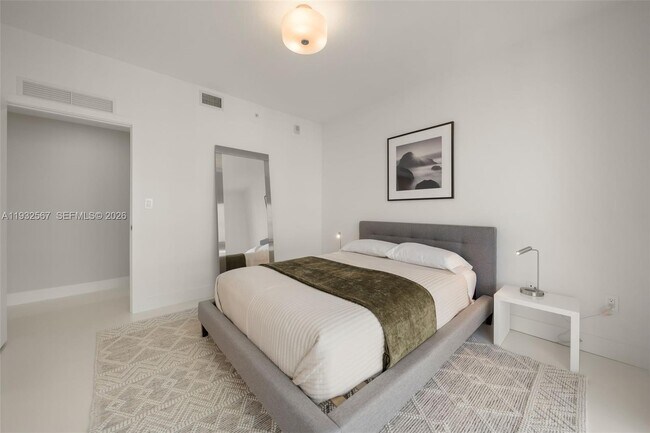 Building Photo - 600 NE 27th St