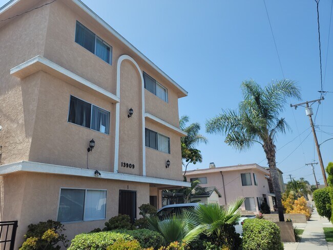 Primary Photo - 13909 Hawthorne Way