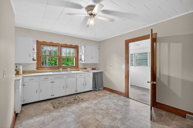 Building Photo - 2 Bedroom, 1 Bathroom House in Madison!