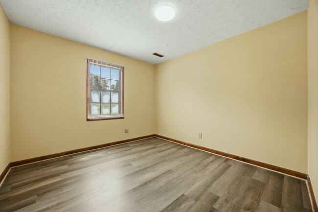 Building Photo - 1701 Rose Garden Ln