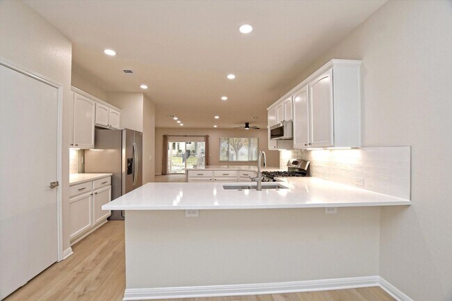 Building Photo - 405 Dawson Trail