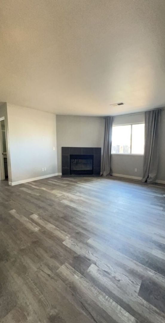Building Photo - Newley Renovated 2 bedroom Duplex.